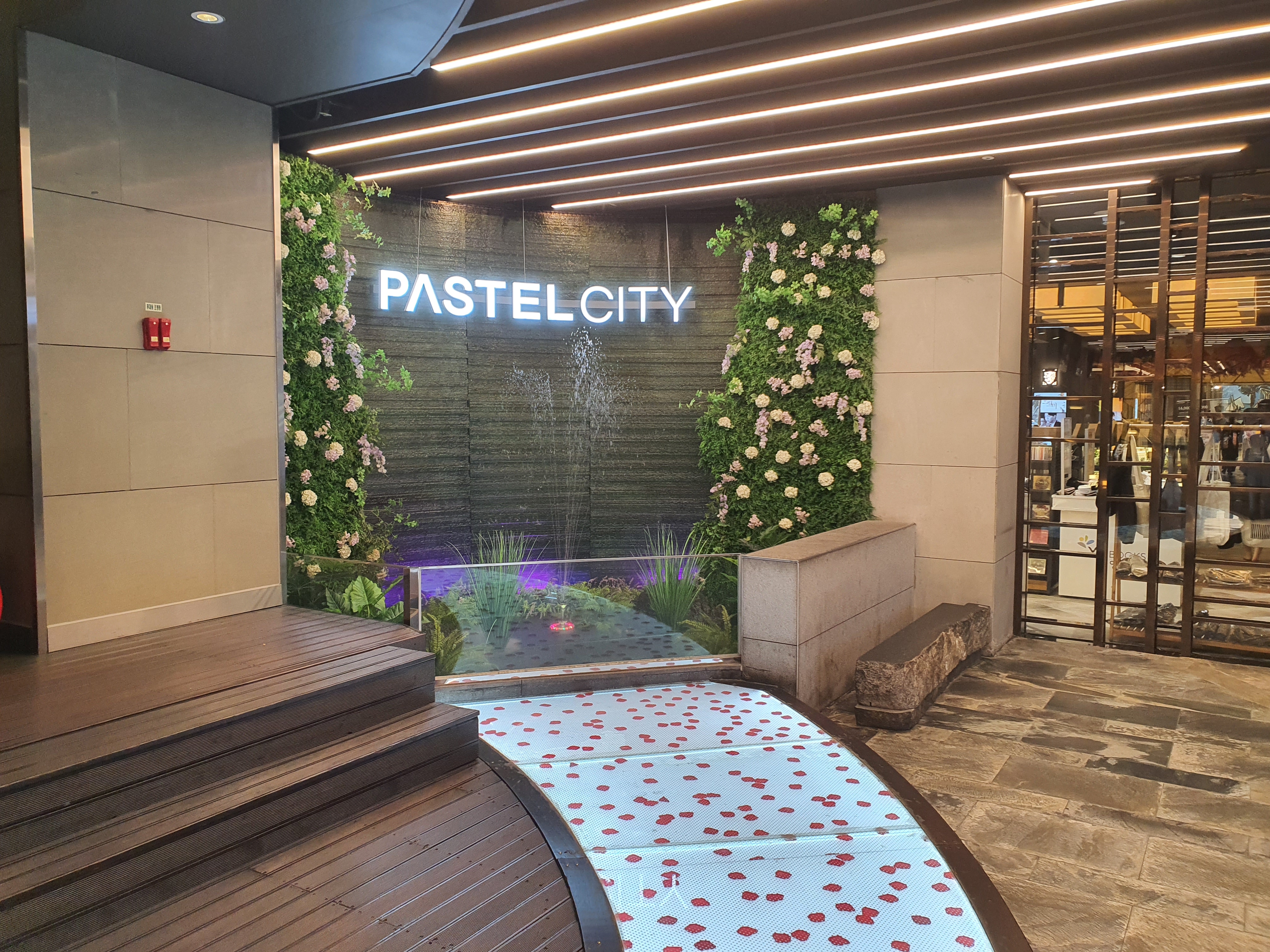 The entrance of shopping mall named 'pastel city'